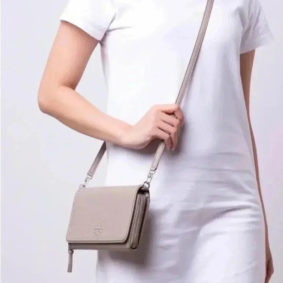 Tory Burch Thea flat crossbody - Picture 2 of 11